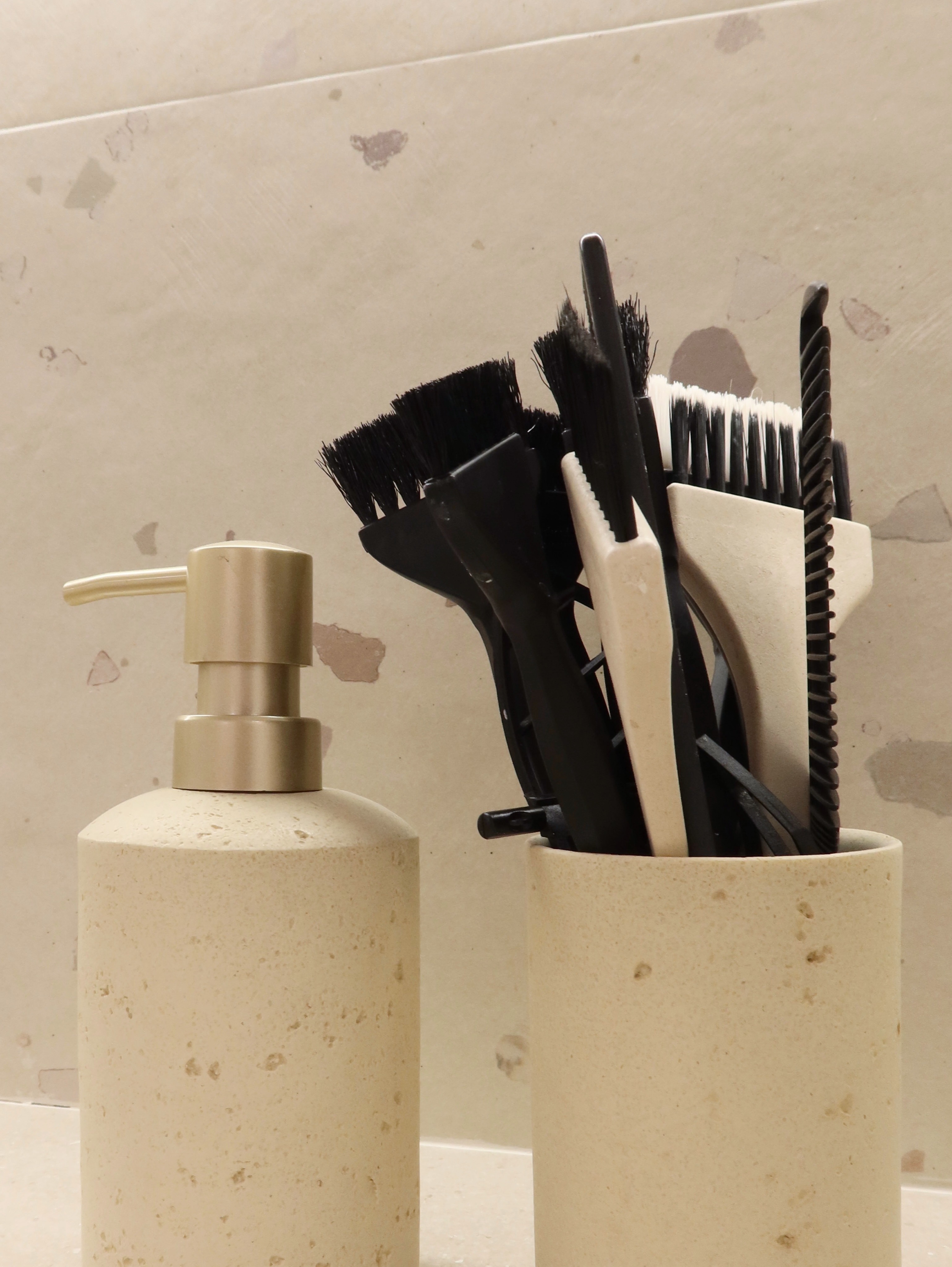 Zona de trabajo con espejos en Arena Hair Studio.