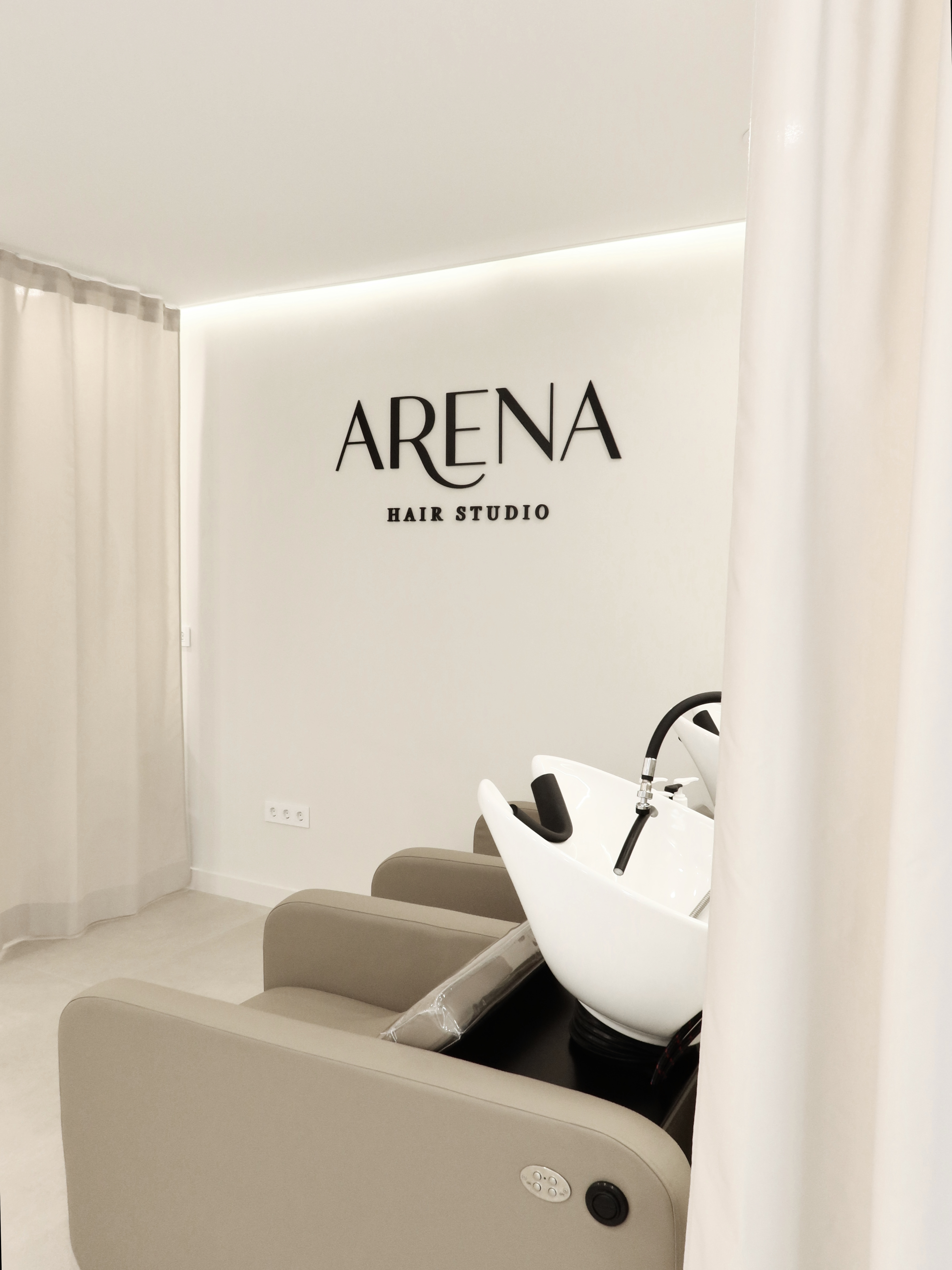 Vista exterior del local Arena Hair Studio.