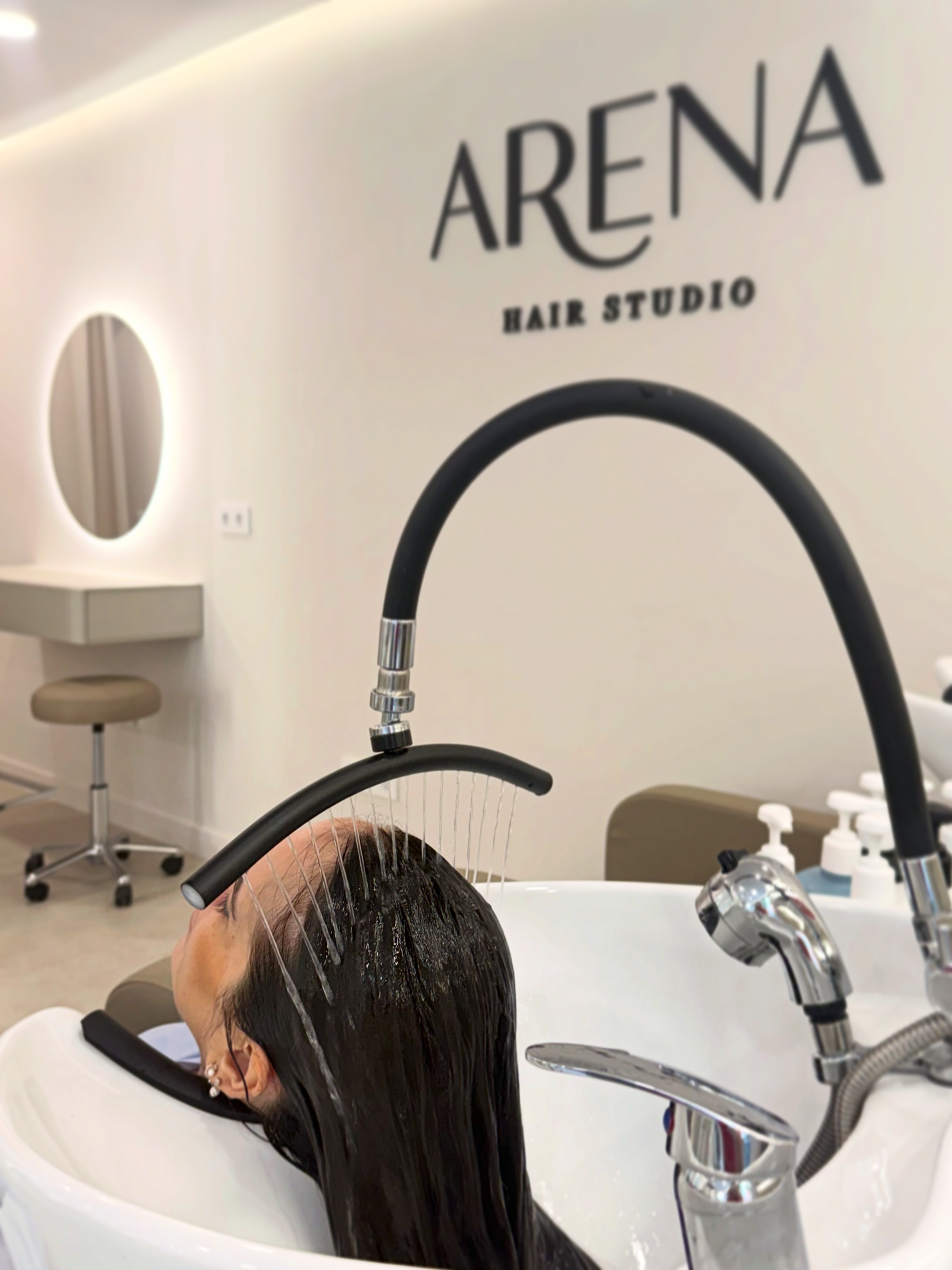 Zona de lavado de cabello en Arena Hair Studio.