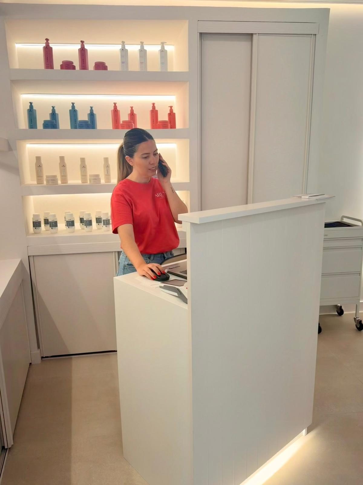 Recepción del salón Arena Hair Studio.
